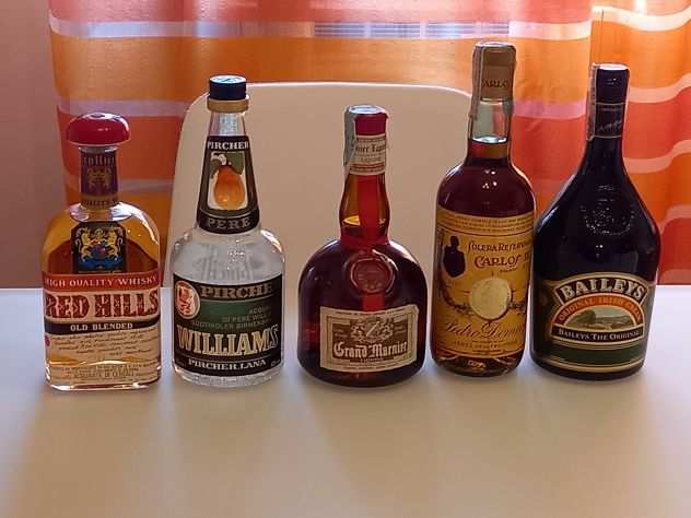 Bottiglie liquori vintage