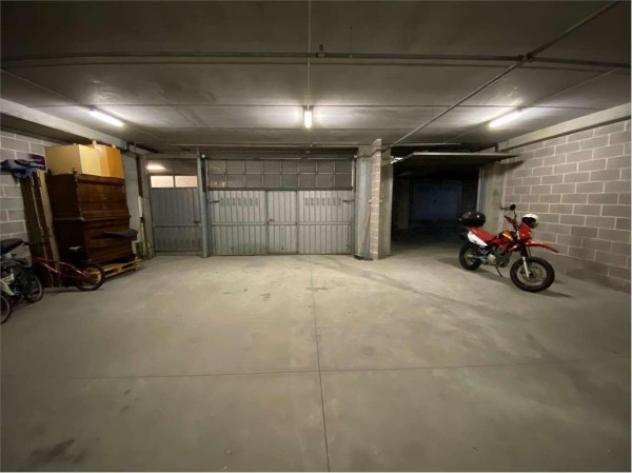 Box  Garage di 100 msup2 in vendita a Dolzago