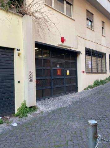 Box  Garage di 24 msup2 in affitto a Roma