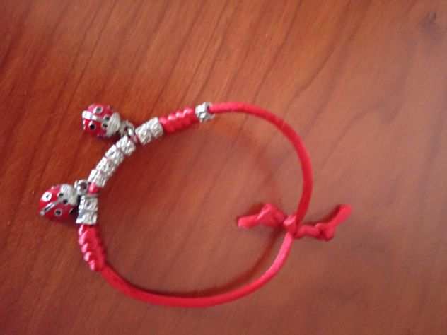 Bracciali diversi 5,00 rosso 3,00- porta chiavi a cuore 2,00