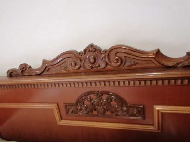 Camera da letto in legno stile antico