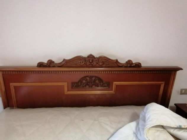Camera da letto in legno stile antico