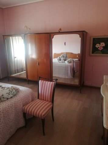 Camera matrimoniale in legno stile anni 60 letto due comodini como 4 cassetti