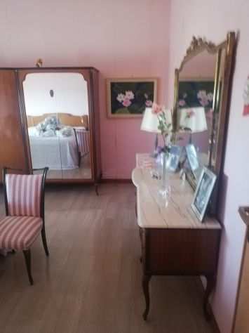 Camera matrimoniale in legno stile anni 60 letto due comodini como 4 cassetti