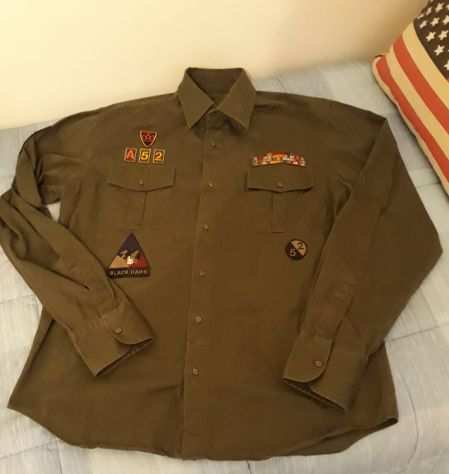 Camicia stile militare con toppe