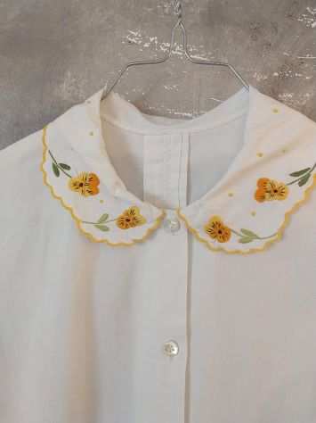 Camicia vintage con colletto ricamato