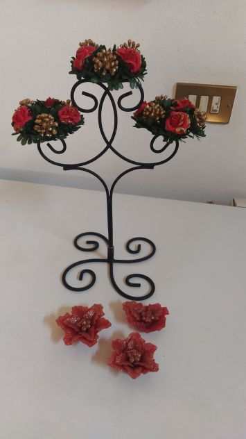 Candelabro in ferro con candele a forma di fiore e coroncine natalizie