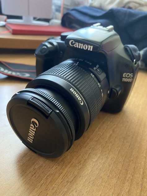 Canon EOS 1100d con obiettivo, custodia e cavalletto