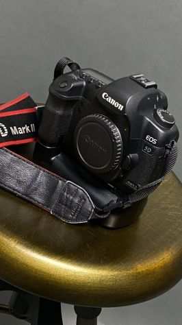 Canon EOS 5D Mark II  battery grip