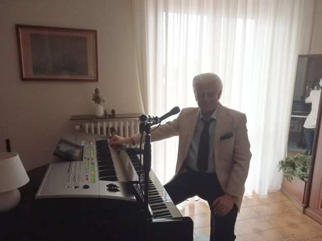 Cantante Pianista Tastierista Piano Bar Hotel Stagione