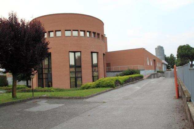 Capannone industriale con eleganti uffici ed ampio piazzale