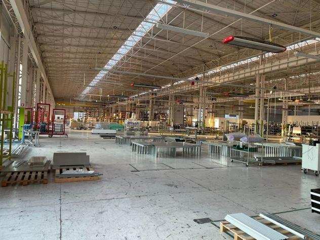 Capannone industriale di 30 locali in Affitto14000 mq