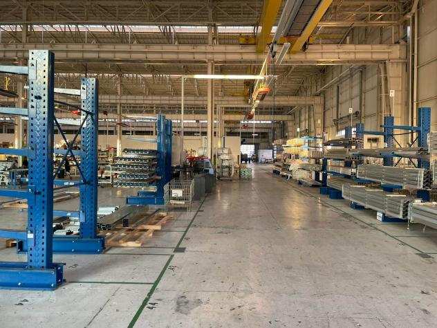 Capannone industriale di 30 locali in Affitto14000 mq