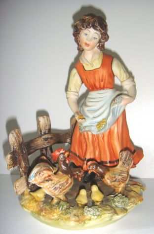 Capodimonte-Giovinetta con galline-porcellana dipinta a mano-h 22