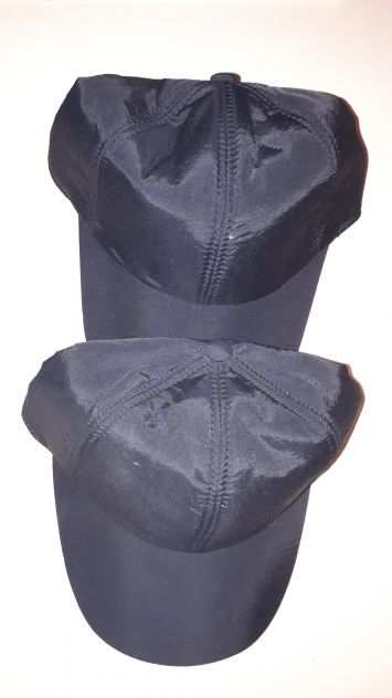 Cappello nero con paraorecchie