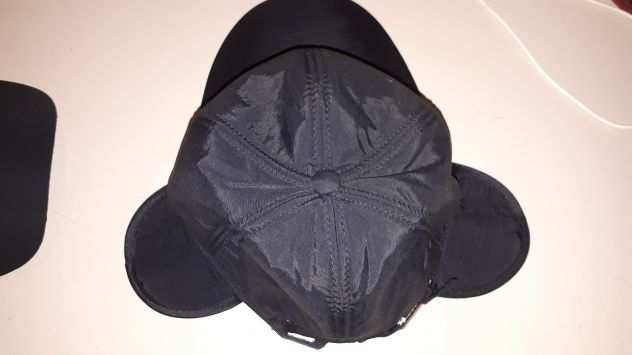 Cappello nero con paraorecchie