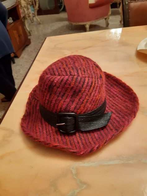 Cappello vintage in feltro a righe