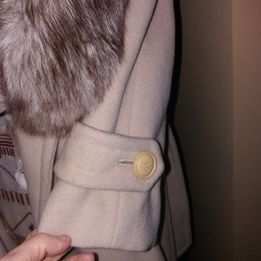 Cappotto in lana da donna color cammello doppio petto con collo di pelliccia