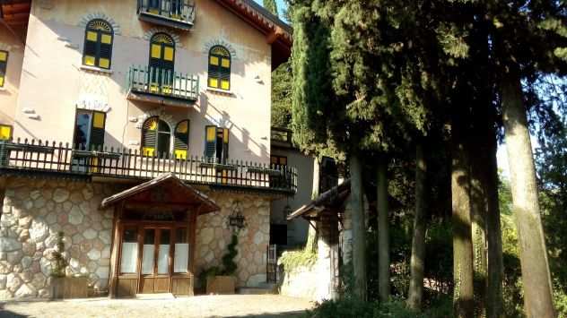 Caprino VeroneseLago di Garda, vicinanze villa con un parco di 3000 mq collinare