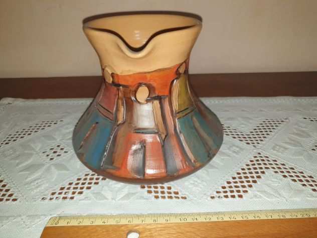 Caraffa artistica in terracotta con decorazione colorata, firmata Valbruna