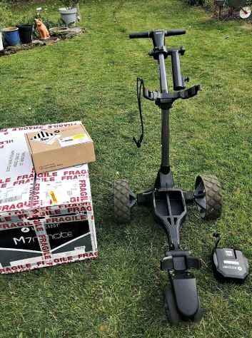 Carrello da golf elettrico con telecomando Motocaddy M7.