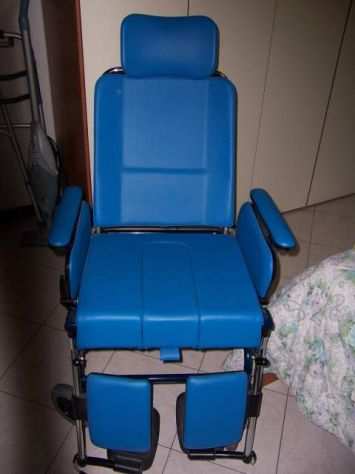 Carrozzina per disabili marca SURACE XL con accessori.