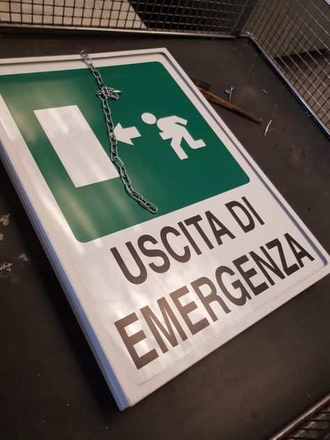 Cartelli Uscita di Emergenza bifacciali usati