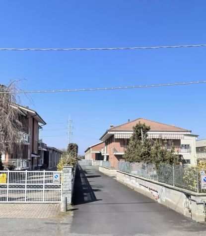 CASA BIFAMILIARE CON BOX AUTO ZONA BARCA TORINO