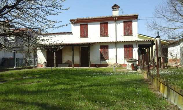 Casa indipendente da ristrutturare in zona residenziale.