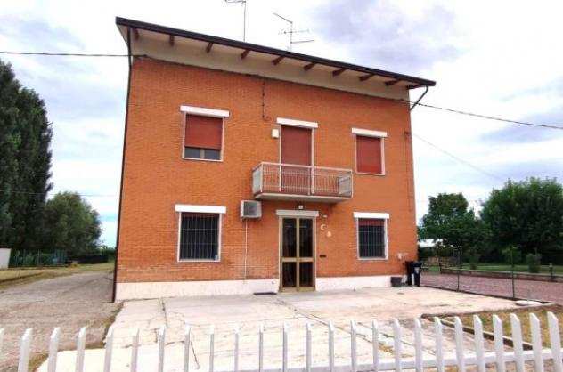 Casa indipendente di 211 msup2 con 5 locali e box auto in vendita a Correggio