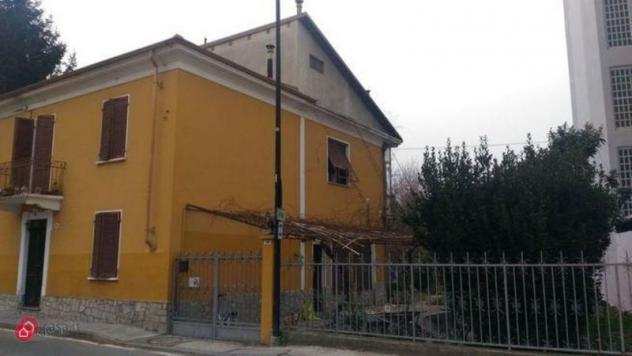 Casa indipendente di 320mq in Via Carlo Bussinello a Canelli