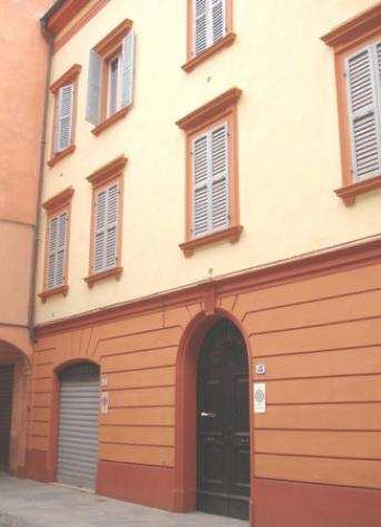 Casa indipendente di 450 msup2 con piugrave di 5 locali e box auto doppio in vendita a Modena