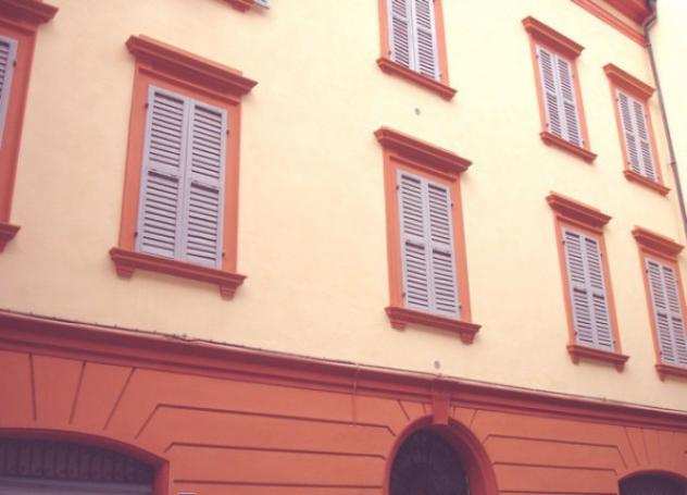Casa indipendente di 450 msup2 con piugrave di 5 locali e box auto doppio in vendita a Modena