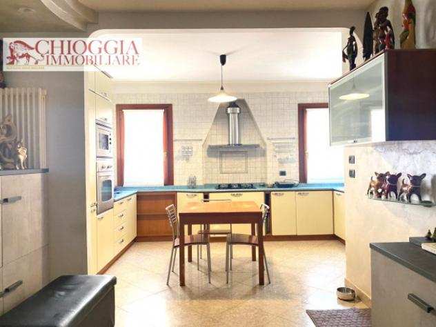 Casa indipendente di 70 msup2 con 3 locali e box auto in vendita a Chioggia