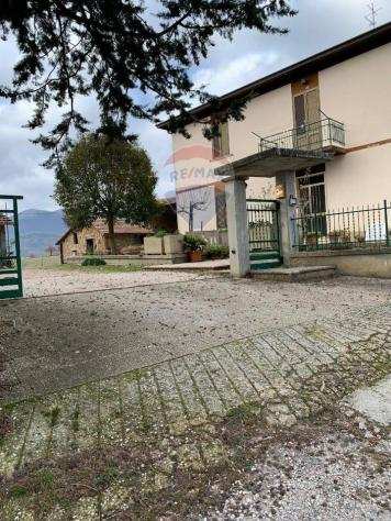 Casa indipendente in vendita a Spoleto - 5 locali 250mq