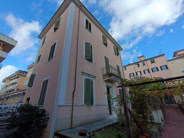 Casa singola in vendita a Carrara 240 mq Rif 1227652