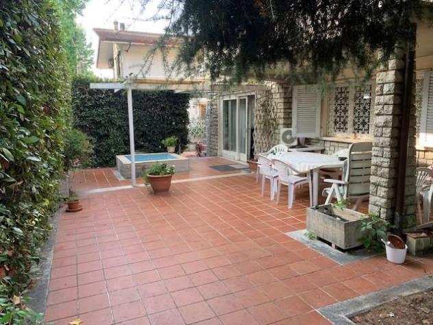 Casa singola in vendita a Montecatini-Terme 250 mq Rif 1202542