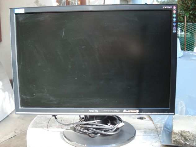 CAUSA INUTILIZZO VENDO MONITOR X COMPUTER DA 22 POLLICI FUNZIONANTE IN OTTIMO ST