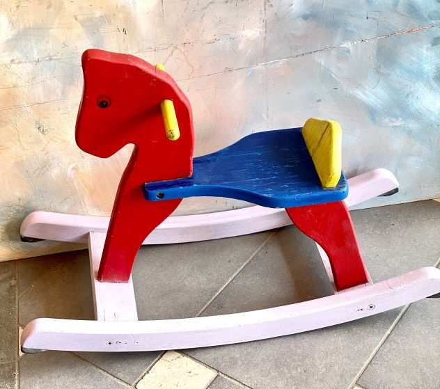 Cavallo a dondolo colorato in legno massiccio da collezione o arredamento