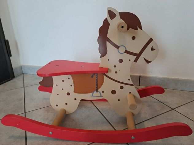 Cavallo a dondolo in legno