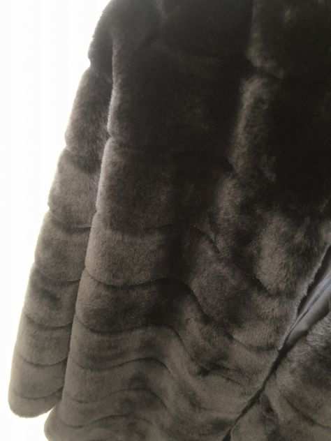 Cedo cappotto nero in pelliccia sintetica , usato una sola volta