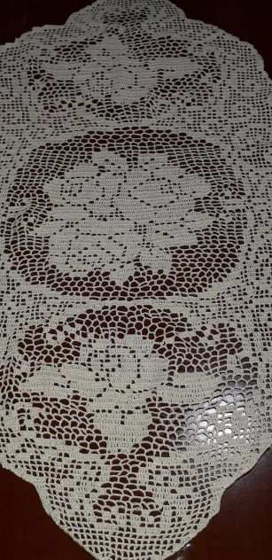 Centrino di cotone per centro tavola misura di 91cm.x 45 cm lavorato a mano.
