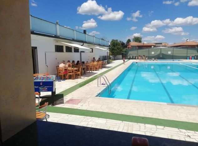 Centro sportivo piscina, campi da calcetto, area risto in vendita Fabrica di Rom