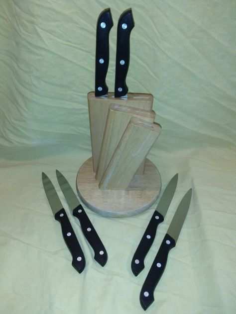 Ceppo in legno con 6 coltelli.