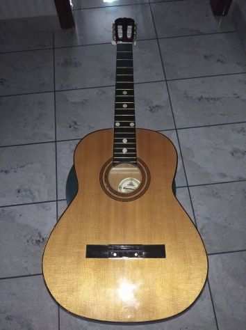 Chitarra classica con custodia in similpelle.