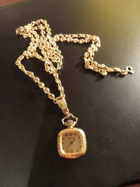 Ciondolo orologio con collana