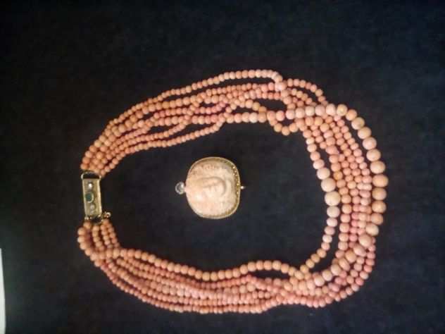 collana antica in corallo rosa di sciacca con annesso medaglione