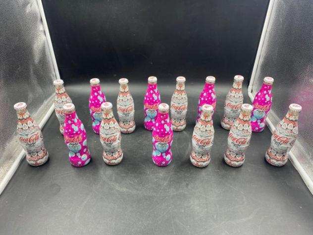 Collezione di merchandising brandizzato - 9x bottiglie Etro, 6x bottiglie Donatella Versace - Coca-Cola