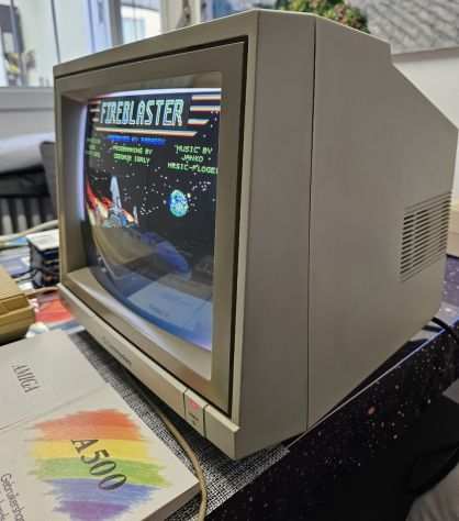 Commodore Monitor 1084 perfettamente funzionante, anche laudio altoparlanti