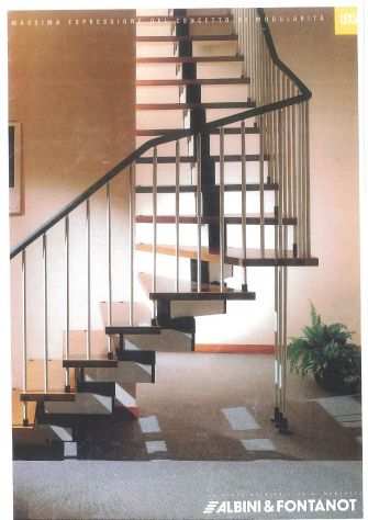 Comoda scala da interni con gradini in legno